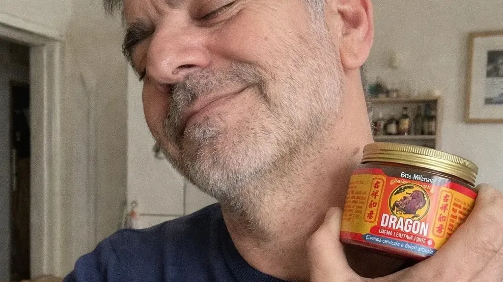 Roberto applica Crema del Drago sul collo