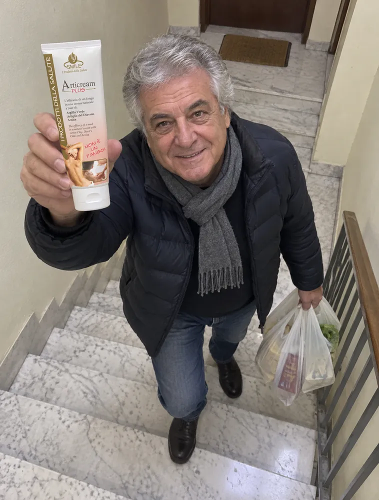 Giorgio sale le scale con la spesa e Articream