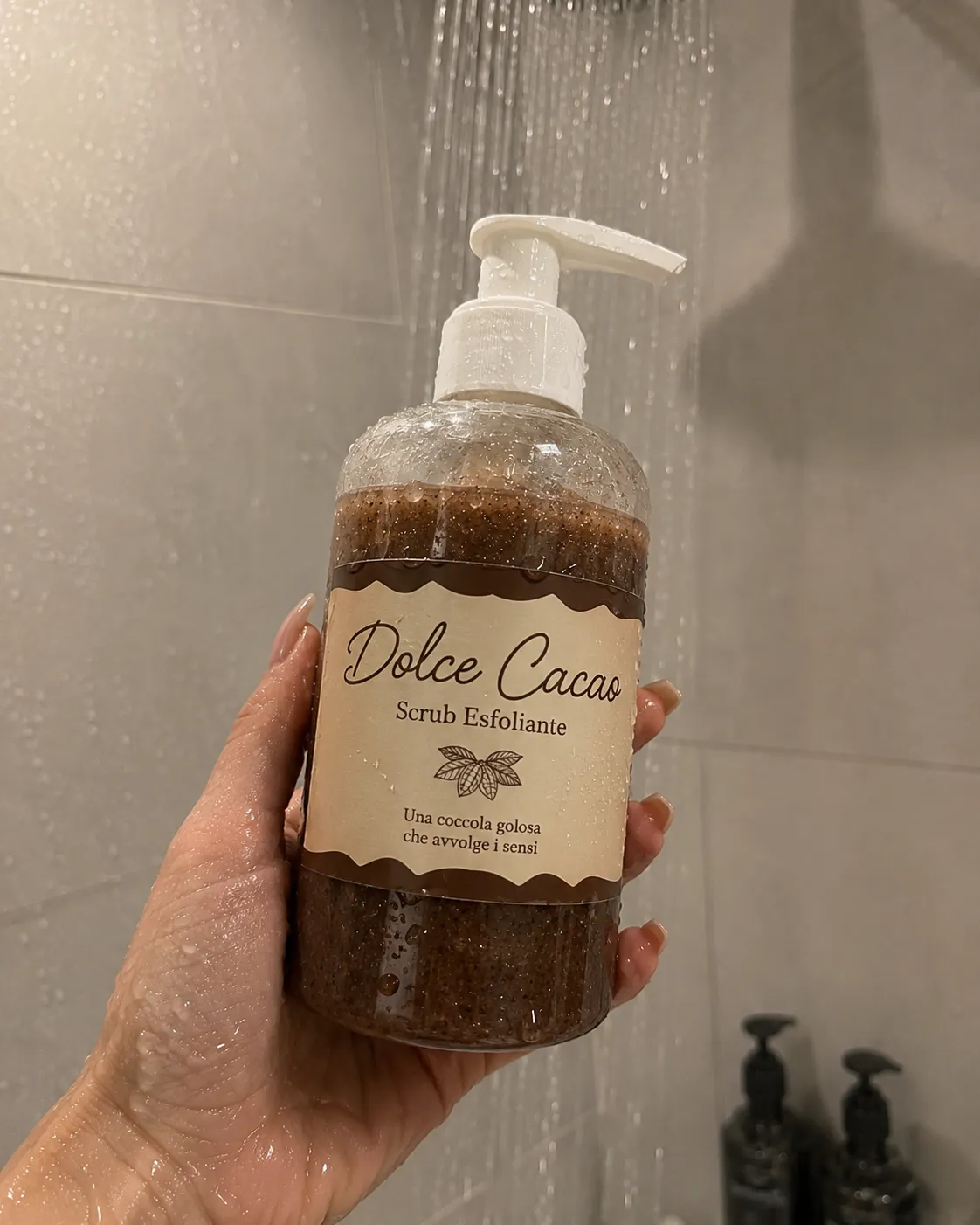 Il flacone Dolce Cacao sotto la doccia