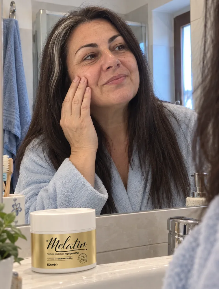 Utilizzatrice allo specchio la mattina