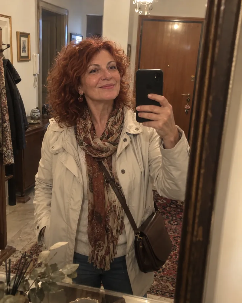 Rossella, 58 anni, pronta per uscire davanti allo specchio dell'ingresso