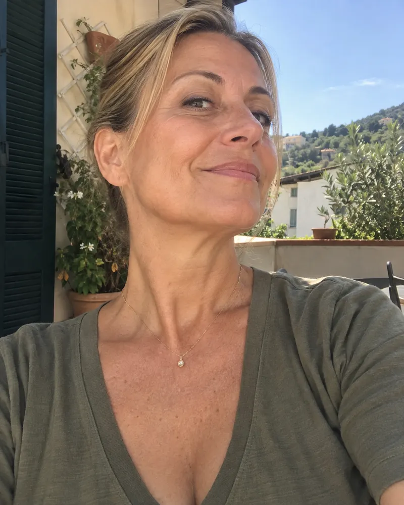 Loredana, 57 anni, in terrazza con il mento sollevato mostra il collo più tonico