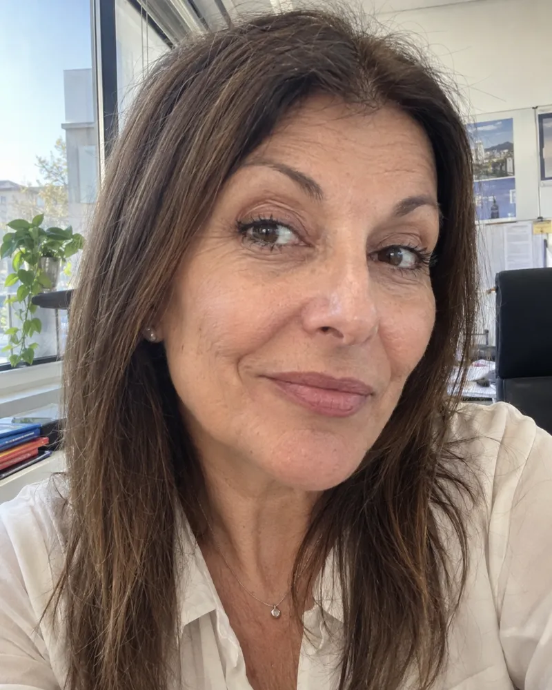 Simona, 54 anni, selfie in ufficio con il trucco steso liscio
