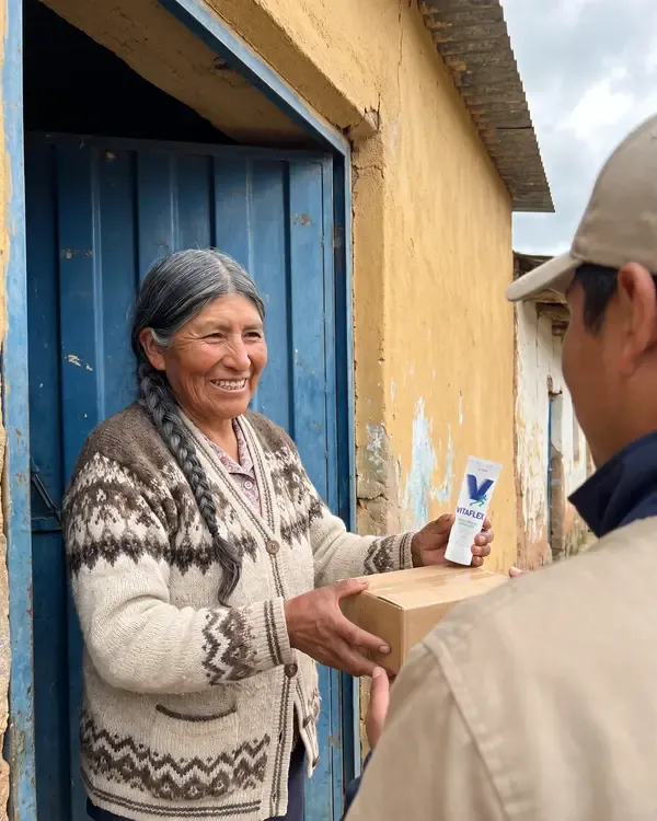 Elena recibiendo el paquete de Vitaflex y pagando al mensajero