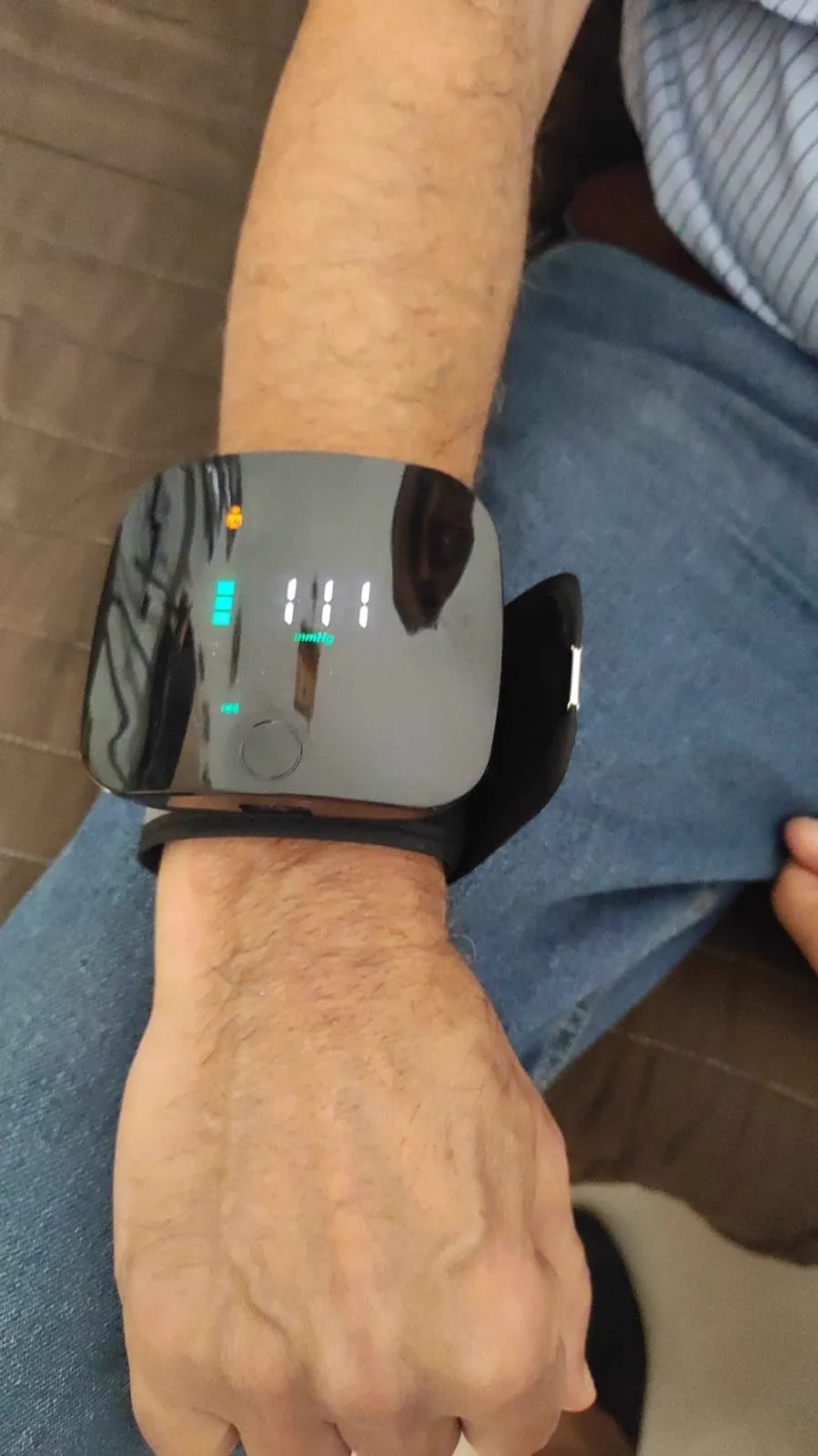 Recensione SmartCare misuratore indossato al polso